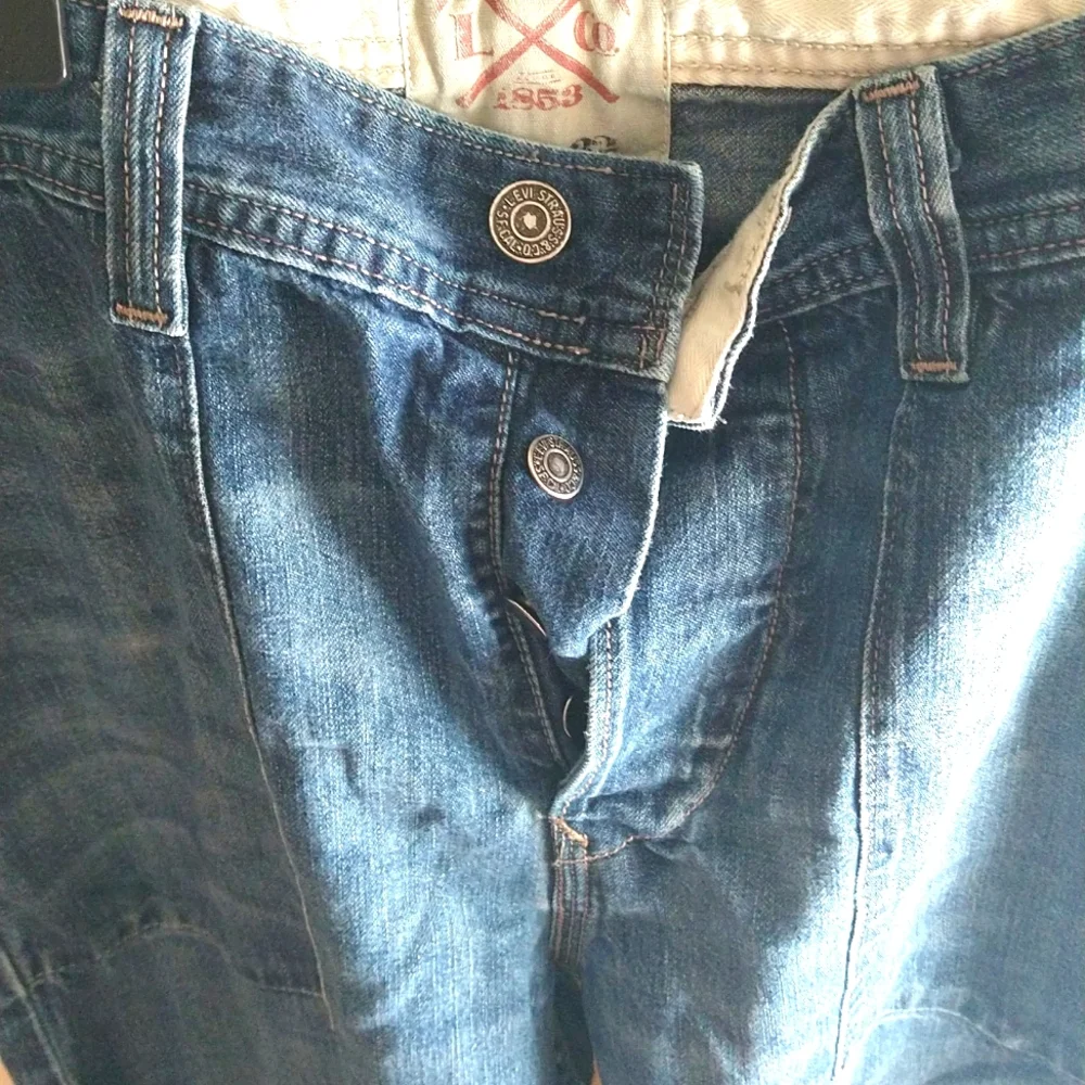 Levis - Picture 3 of 8